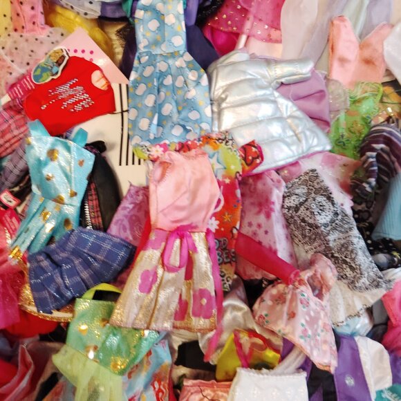 HUGE 150 PC MIXED LOT BARBIE CLOTHES VINTAGE & MODERN OUTFITS TONS OF CLOTHING! - Picture 3 of 9